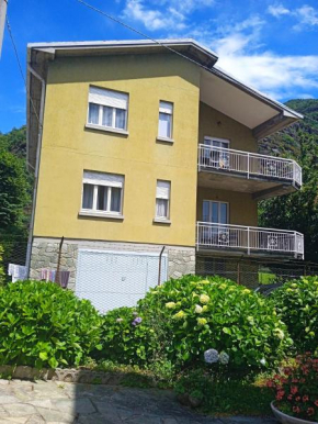 3 bedrooms appartement with enclosed garden at Dervio C